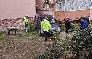 El freni çekilmeyen araç, otomobile çarpıp bahçeye...