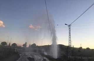 Elazığ’da boru patladı, su metrelerce yükseldi