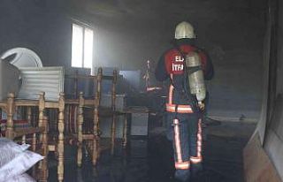 Elazığ’da depoda çıkan yangında 1 kişi dumandan...