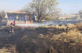 Elazığ’da ot yangını paniğe neden oldu