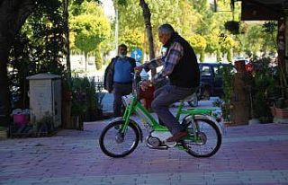 Elazığlı motosiklet ustası, 1951 model mini mobilete...