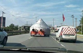 Eninden büyük yük taşıyan tır trafiği yavaşlattı