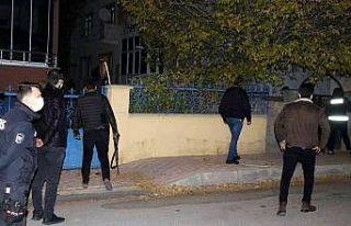 Erzincan’da hareketli gece: Balkondan rastgele ateş...