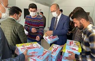 Esendere Belde Belediyesi öğrencilere kitap dağıttı