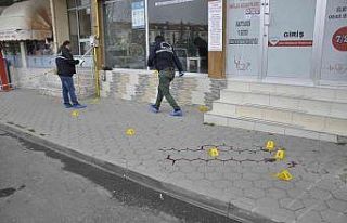 Eşiyle ilişkisi olan kişi ile babasını bıçaklayan...