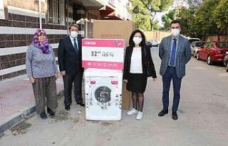 Evi yanan aileye eşya desteği