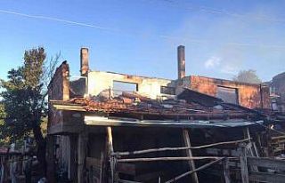 Evi yanan arkadaşları için öğrenciler seferber...