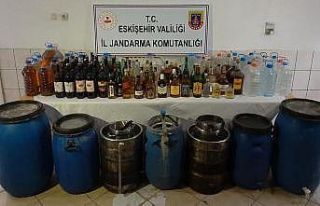 Evinde kurduğu düzenekle yüzlerce litre kaçak...