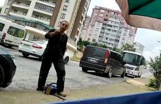 Evinin önünde yeğeninin hamsi satmasını istemeyen...