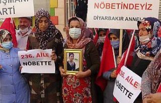 Evlat nöbetine ailelerin katılımı sürüyor