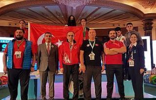 Ezgi Kılıç, rekor kırarak yıldızlar dünya şampiyonu...