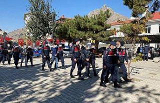 Farklı illerde yapılan eş zamanlı operasyonlarla...