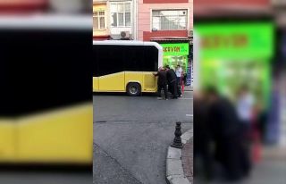 Fatih’te arızalanan İETT otobüsünü vatandaşlar...