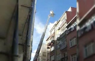 Fatih’teki çatı katı yangını mahalleliyi sokağa...