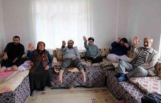 Fedakar anne ve baba, 35 yıldır 4 engelli çocuğuna...