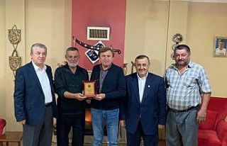 Festivalde derece alan çiftçiye plaket