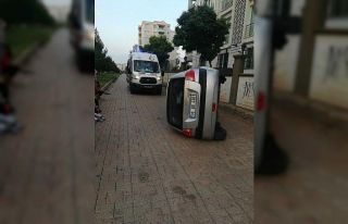 Fren yerine gaza bastı yan yattı: 1 yaralı