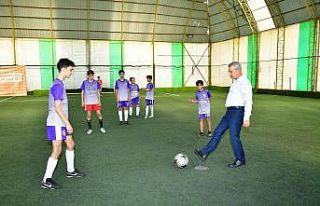 Futbol turnuvasının başlama vuruşunu Başkan Çınar...