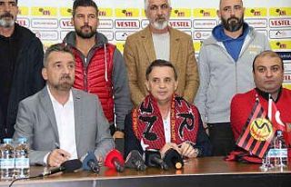 Galatasaray’ın eski futbolcusu Suat Kaya Eskişehirspor’un...