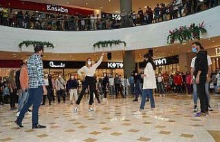 Gaziemir’de sürpriz zeybek gösterisi