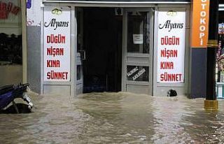 Gece yarısı patlayan su borusu şehrin altını...