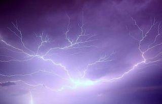 Gecenin karanlığını şimşekler aydınlattı