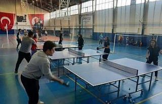 Gediz’de spor salonları ve sahalar gençlerle dolup...