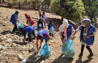 Gençlik merkezi lider ve gönüllüleri çevre temizliği...