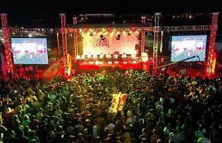 Gençlik ve çocuk festivalinde renkli görüntüler