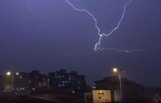 Gök gürültüsü ile çakan şimşekler geceyi aydınlattı