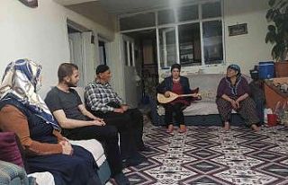 Gönüllü gençlerden yaşlı çiftlere moral ziyareti