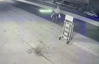 Görme engelliye çarpma anı güvenlik kamerasında