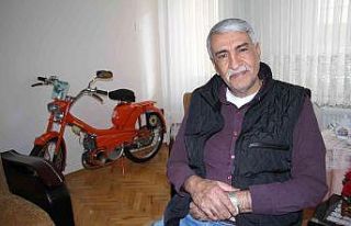 Gözü gibi baktığı motorunu evinin odasında muhafaza...