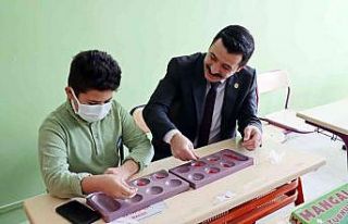 Günyüzü Kaymakamı Akeller öğrenciye mangala...