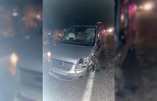 Hafif ticari araç ile motosiklet çarpıştı: 1...