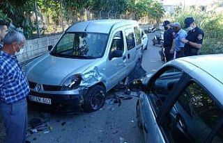 Hafif ticari araç ile otomobil çarpıştı: 1 yaralı