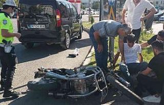 Hafif ticari araç motosiklete çarptı: 1 yaralı