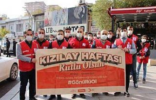 Hakkari’de Kızılay Haftası yürüyüşü