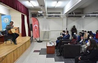 Halk müziği sanatçısı Erzincanlı, öğrencilerle...