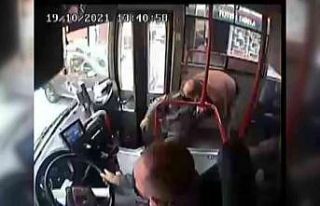 Halk otobüsü şoförü fenalaşan yolcuyu hastaneye...