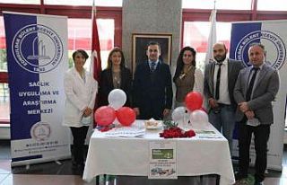 Hasta Hakları Gününde bilgilendirdiler, karanfil...