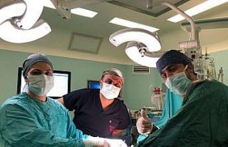 Hastalarda milyonda bir görülen kitle başarıyla...