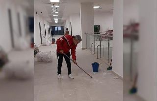 Hastane müdürü temizlik çalışmalarına katıldı