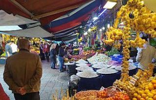 Havalar ısındı, vatandaşlar pazara akın etti