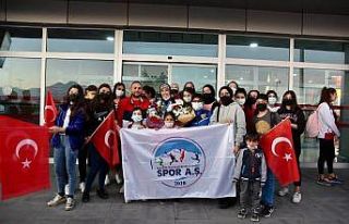 Hayriye Türksoy Hançer çiçeklerle karşılandı