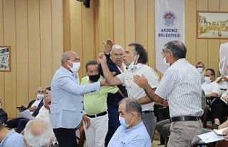 HDP’li meclis üyesi, belediye başkanının üzerine...