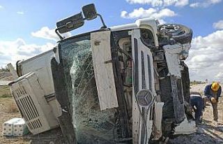 Hurdaya dönen tırdan burnu dahi kanamadan kurtuldu