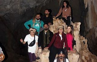 İçerisinde sarkıt ve dikitler olan mağara büyülüyor