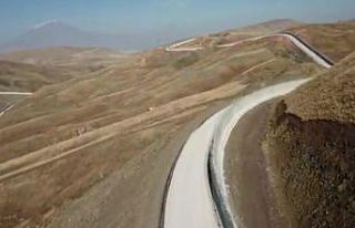 Iğdır tarafından örülen güvenlik duvarı ile...