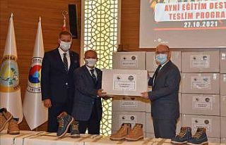 İhtiyaç sahibi çocukların ayakları üşümeyecek